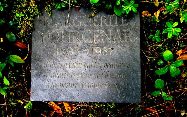 1024px-Plaque_funéraire_de_Marguerite_Yourcenar